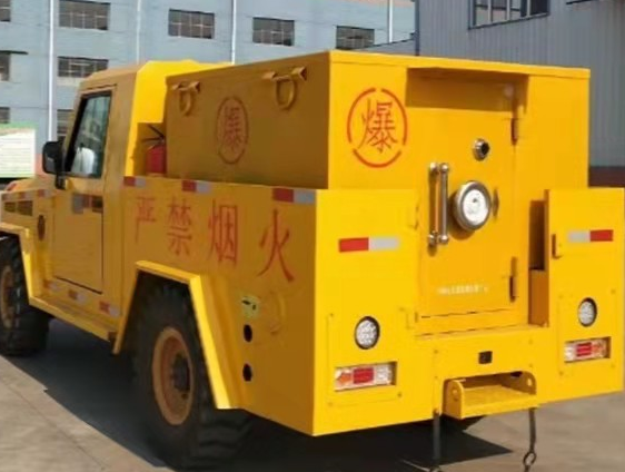 达拉特凯龙爆破器材运输车：保障爆破任务的安全运行